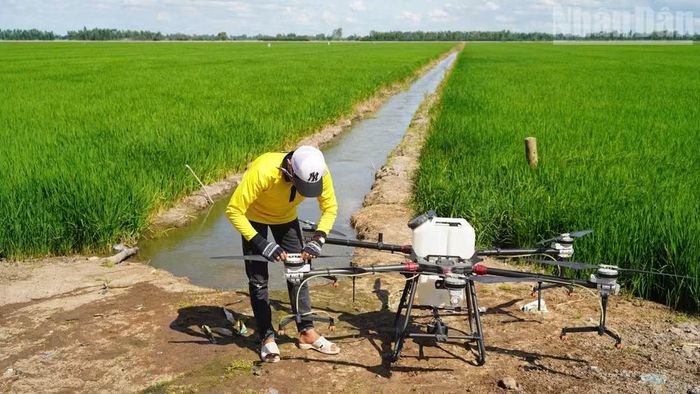 Đội ngũ kỹ sư làm chủ công nghệ điều khiển và vận hành thiết bị bay - nhân tố cốt lõi xây dựng hệ sinh thái kinh tế không gian tầm thấp bền vững. (Ảnh: MAI HUYÊN-THIÊN PHƯƠNG)