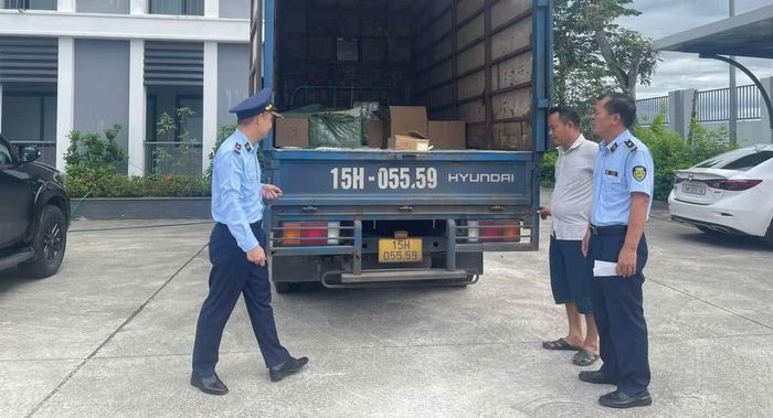 Đội Quản lý thị trường số 1 tiến hành khám phương tiện BKS 15H-055.59. (Ảnh: Cục Quản lý thị trường)
