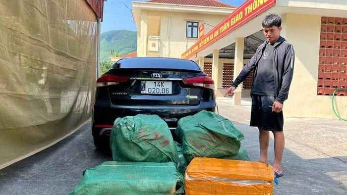 Đối tượng Phạm Văn Đạt cùng số nầm lợn đông lạnh không rõ nguồn gốc. (Ảnh: Quang Thọ)