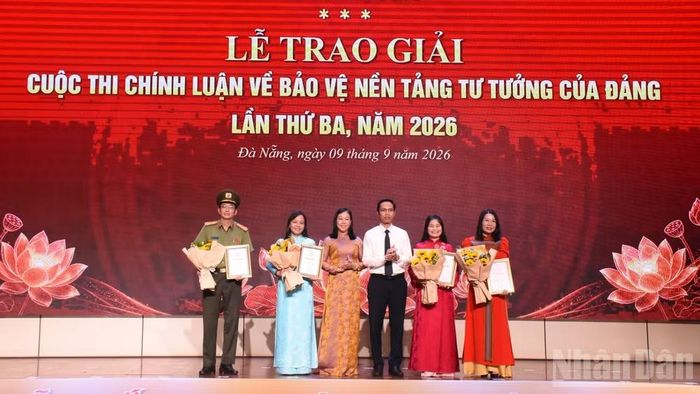 Ban tổ chức trao giấy chứng nhận cho các tác phẩm đoạt giải C. (Ảnh: ANH ĐÀO)