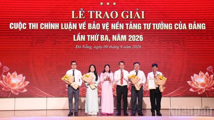 Ban tổ chức trao giấy chứng nhận cho các tác phẩm đoạt giải B. (Ảnh: ANH ĐÀO)