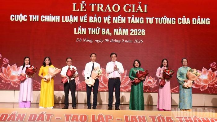 Phó Bí thư Thường trực Thành ủy Đà Nẵng Nguyễn Khắc Toàn tặng hoa Ban giám khảo cuộc thi.(Ảnh: ANH ĐÀO)