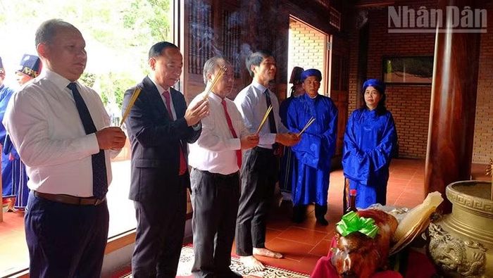 Thường trực Tỉnh ủy Gia Lai dâng hương tại Lễ giỗ. (Ảnh: NGỌC NHUẬN)