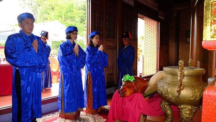 Thực hiện nghi thức tế lễ truyền thống. (Ảnh: NGỌC NHUẬN)