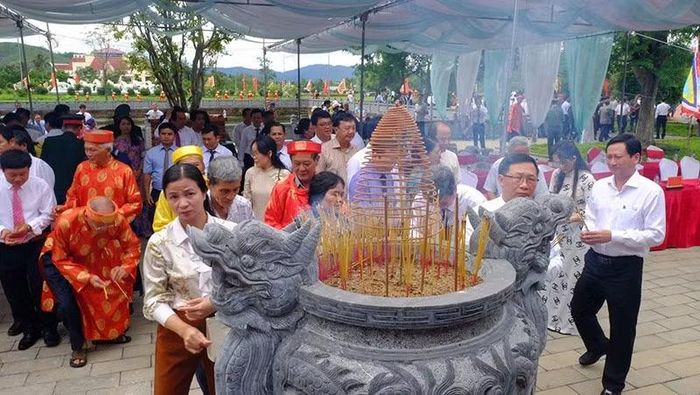 Đông đảo nhân dân, du khách dâng hương tại Lễ giỗ. (Ảnh: NGỌC NHUẬN)
