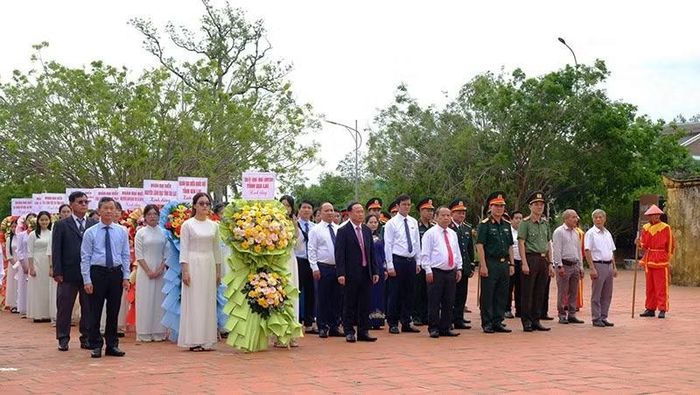 Các đại biểu dự Lễ giỗ. (Ảnh: NGỌC NHUẬN)