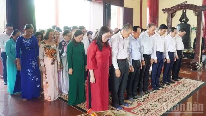 Lãnh đạo tỉnh Vĩnh Long dành một phút mặc niệm tưởng nhớ Nữ tướng Nguyễn Thị Định. (Ảnh: HOÀNG TRUNG)