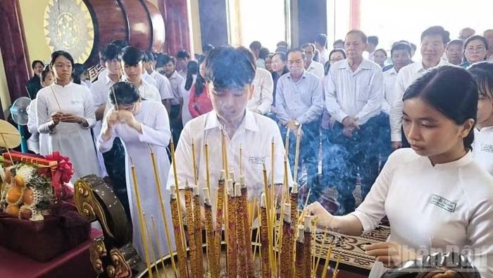Đông đảo học sinh đến viếng, thắp hương tại Đền thờ Nữ tướng Nguyễn Thị Định. (Ảnh: HOÀNG TRUNG)