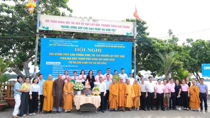 Đại biểu tham dự buổi lễ thả giống thủy sản phóng sinh, tái tạo nguồn lợi thủy sản trên địa bàn thành phố Đồng Nai. (Ảnh: CTV)
