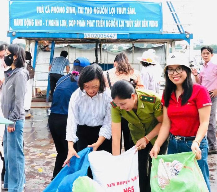 Các đại biểu và người dân tham dự buổi lễ tiến hành thả con giống tái tạo nguồn lợi thủy sản xuống sông Đồng Nai. (Ảnh: CTV)
