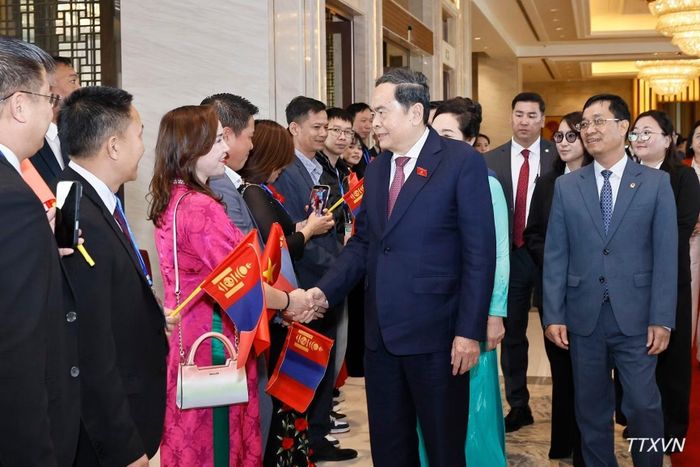 Cộng đồng người Việt Nam tại Mông Cổ đón Chủ tịch Quốc hội Trần Thanh Mẫn và Phu nhân tại khách sạn. (Ảnh: TTXVN)