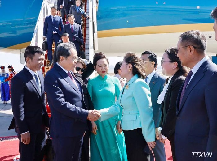 Bà J. Bayarmaa, Chủ tịch Nhóm Nghị sĩ hữu nghị Mông Cổ-Việt Nam cùng các quan chức Mông Cổ đón Chủ tịch Quốc hội Trần Thanh Mẫn và Phu nhân tại sân bay Chinggis Khan, thủ đô Ulan Bator. (Ảnh: TTXVN)