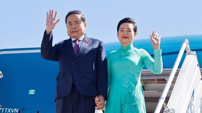 Chủ tịch Quốc hội Trần Thanh Mẫn và Phu nhân đến thủ đô Ulan Bator, bắt đầu thăm chính thức Mông Cổ. (Ảnh: TTXVN)