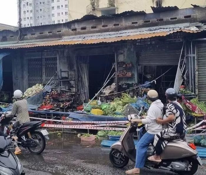 Vụ cháy ki-ốt bán rau tại phường Đông Hưng Thuận. (Ảnh: ANH TÚ)