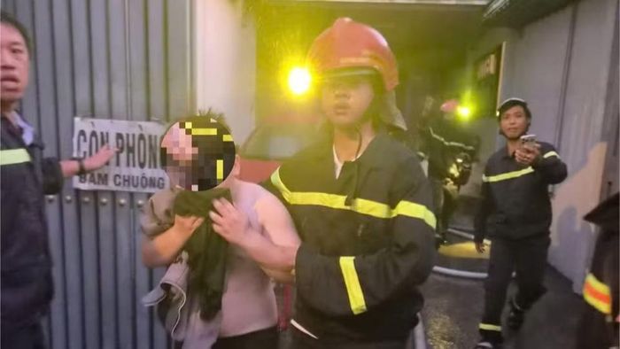 Một nạn nhân trong vụ cháy tại khách sạn Thùy Dương được đưa ra ngoài an toàn. (Ảnh: Cộng tác viên)