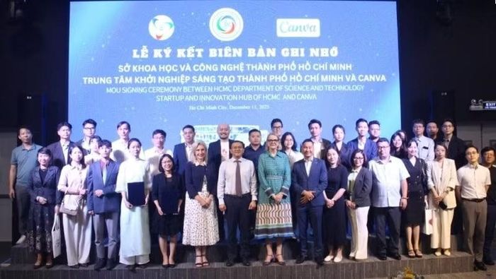 Các đại biểu chụp ảnh lưu niệm tại buổi ký kết hợp tác chiến lược giữa Sở Khoa học và Công nghệ Thành phố Hồ Chí Minh và Canva. (Ảnh: CTV)