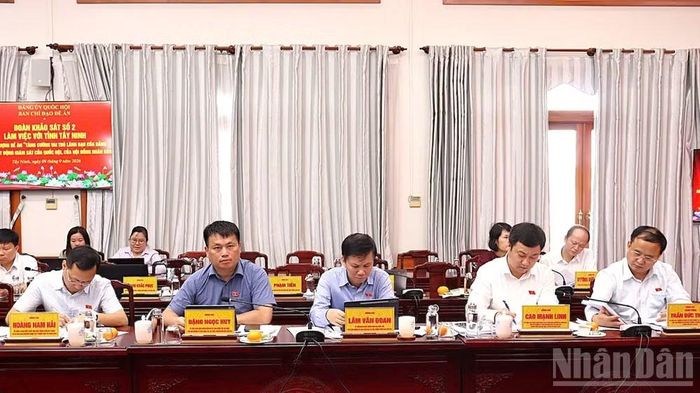 Các thành viên Đoàn khảo sát số 2 do Thượng tướng Nguyễn Doãn Anh, Ủy viên Trung ương Đảng, Phó Chủ tịch Quốc hội làm Trưởng đoàn, làm việc với tỉnh Tây Ninh. (Ảnh: THANH PHONG)