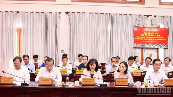 Lãnh đạo tỉnh Tây Ninh và các đại biểu tham dự tiếp thu phát biểu chỉ đạo. (Ảnh: THANH PHONG)