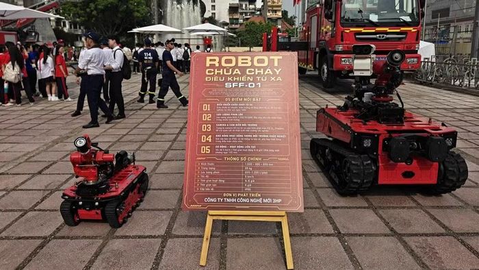 Robot chữa cháy điều khiển từ xa. (Ảnh: HƯƠNG THU)
