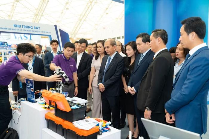 Các đại biểu tham quan không gian trưng bày tại VITW 2026. (Ảnh: BTC cung cấp)