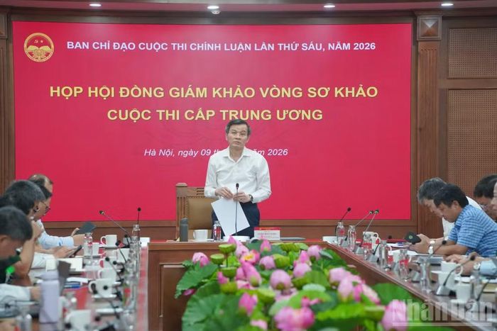 Đồng chí Đoàn Minh Huấn định hướng các nội dung thảo luận. (Ảnh: HẢI ĐĂNG)
