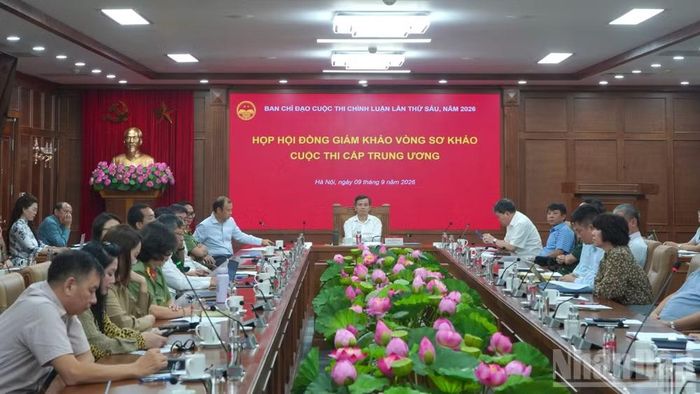Ban Chỉ đạo Cuộc thi chính luận lần thứ sáu tiến hành họp Hội đồng giám khảo vòng sơ khảo cuộc thi. (Ảnh: HẢI ĐĂNG)