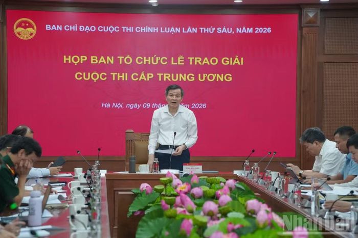 Đồng chí Đoàn Minh Huấn đề nghị Ban Chỉ đạo, Ban tổ chức Cuộc thi và lãnh đạo các đơn vị phối hợp triển khai buổi lễ thể hiện được tầm vóc, quy mô của sự kiện. (Ảnh: HẢI ĐĂNG)