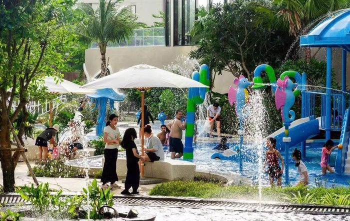 Du khách vui chơi tại một khu du lịch ở Long Hải. (Ảnh: Ủy ban nhân dân xã Long Hải cung cấp)