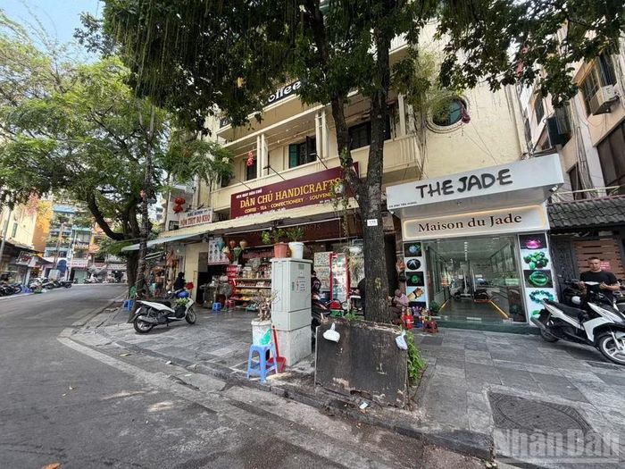 Đầu phố Đinh Tiên Hoàng giao với khu phố cổ.