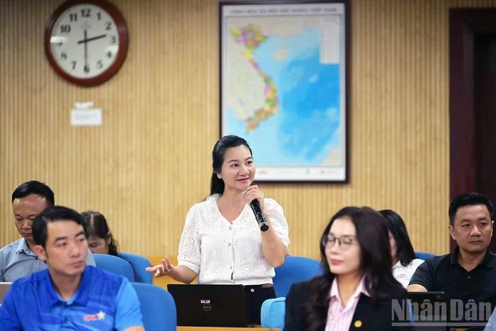 Đại diện các cơ quan thông tấn, báo chí trao đổi, đặt câu hỏi về Giải thưởng "Thanh niên sống đẹp" năm nay. (Ảnh: LINH PHAN)