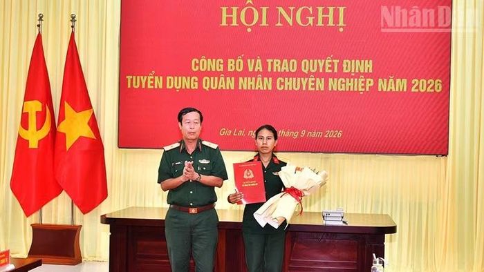 Thiếu tướng Trần Công Đức, Phó Tư lệnh, Tham mưu trưởng Quân đoàn 34 trao quyết định tuyển dụng và phong hàm cho đồng chí Rmah H'Thiệp. (Ảnh: CHU HOÀI)