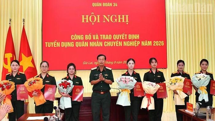 Trao quyết định tuyển dụng quân nhân chuyên nghiệp cho 24 đồng chí. (Ảnh: CHU HOÀI)