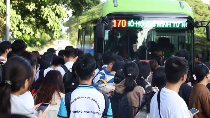 Tăng tần suất hoạt động trong thời gian cao điểm sáng với tuyến xe buýt số 170 để đáp ứng nhu cầu đi lại của sinh viên khi bước vào năm học mới (Ảnh: QUÝ HIỀN)