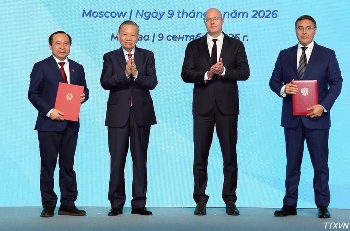 Tổng Bí thư, Chủ tịch nước Tô Lâm và Phó Thủ tướng Nga Dmitry Chernyshenko chứng kiến trao thỏa thuận hợp tác giữa hai nước. (Ảnh: Thống Nhất/TTXVN)