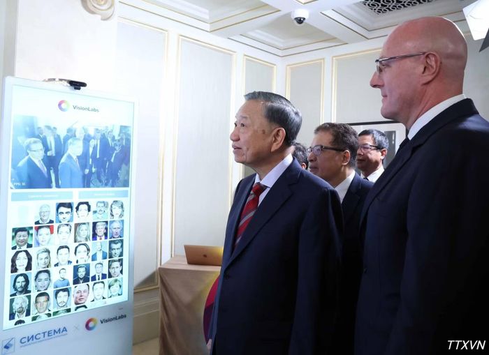 Tổng Bí thư, Chủ tịch nước Tô Lâm và Phó Thủ tướng Nga Dmitry Chernyshenko xem một số hình ảnh về quan hệ hợp tác Việt-Nga. (Ảnh: Thống Nhất/TTXVN)