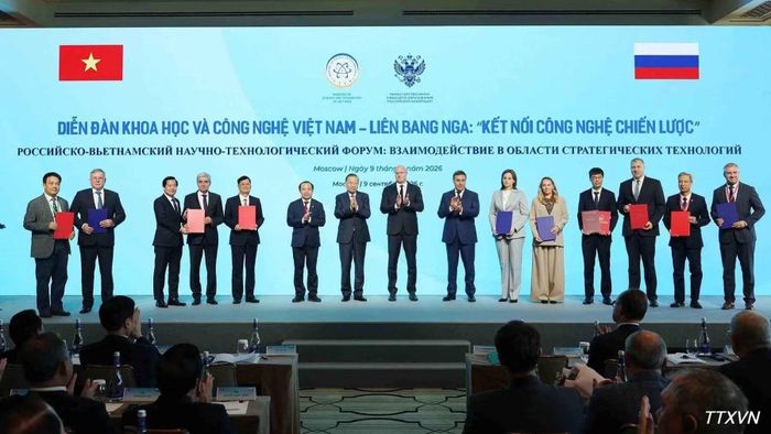 Tổng Bí thư, Chủ tịch nước Tô Lâm và Phó Thủ tướng Nga Dmitry Chernyshenko chứng kiến trao thỏa thuận hợp tác giữa hai nước. (Ảnh: Thống Nhất/TTXVN)