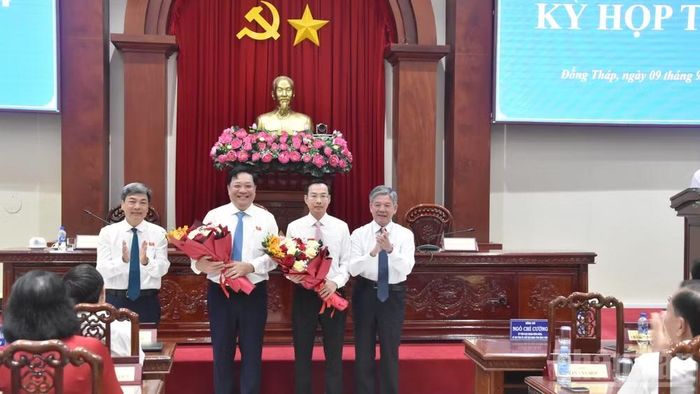 Lãnh đạo Tỉnh ủy, Hội đồng nhân dân tỉnh Đồng Tháp tặng hoa chúc mừng tân Chủ tịch Ủy ban nhân dân tỉnh Đồng Tháp Nguyễn Thanh Nhàn (thứ 2 từ phải sang) và đồng chí Phạm Thành Ngại, Phó Tổng Thanh tra Chính phủ (thứ 3 từ phải sang). (Ảnh: NGUYỄN SỰ).