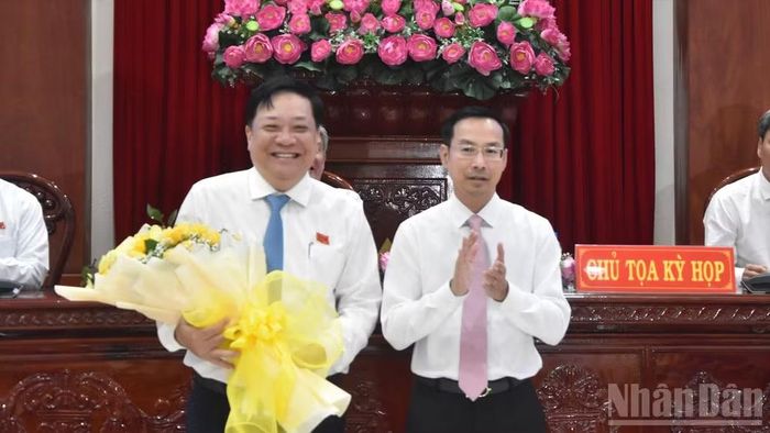 Đồng chí Nguyễn Thanh Nhàn (bên phải) tặng hoa cảm ơn những cống hiến của đồng chí Phạm Thành Ngại, nguyên Chủ tịch Ủy ban nhân dân tỉnh Đồng Tháp, Phó Tổng Thanh tra Chính phủ. (Ảnh: NGUYỄN SỰ).