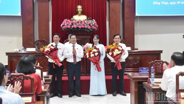 Lãnh đạo Hội đồng nhân dân tỉnh Đồng Tháp tặng hoa chúc mừng và miễn nhiệm các đồng chí Ủy viên Ủy ban nhân dân tỉnh Đồng Tháp, nhiệm kỳ 2026-2031. (Ảnh: NGUYỄN SỰ).