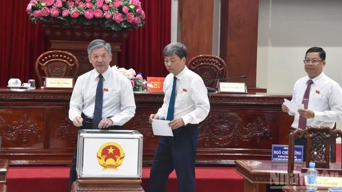 Đại biểu bỏ phiếu bầu Chủ tịch Ủy ban nhân dân tỉnh Đồng Tháp, nhiệm kỳ 2026-2031. (Ảnh: NGUYỄN SỰ).