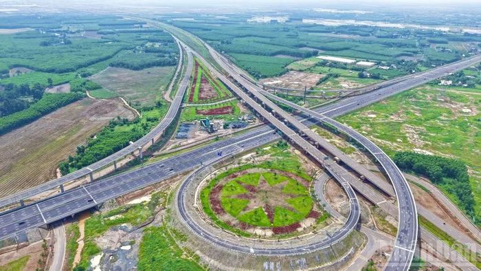 Cao tốc Biên Hòa-Vũng Tàu tại điểm giao với đường kết nối sân bay Long Thành.