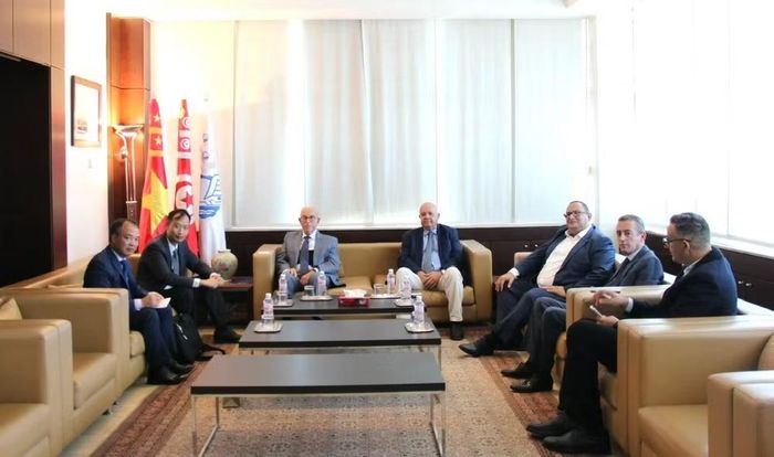Đại sứ Nguyễn Nam Dương gặp mặt các doanh nghiệp Tunisia tại trụ sở Liên đoàn Công nghiệp, Thương mại và Thủ công nghiệp Tunisia. (Ảnh do Đại sứ quán Việt Nam tại Ả-rập Ai Cập cung cấp)