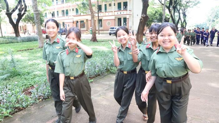Trong những ngày đầu mặc bộ đồng phục mới và sinh sống, học tập xa gia đình; mọi sinh hoạt cũng hoàn toàn khác, theo giờ giấc và nền nếp quy định chặt chẽ… khiến các học sinh ở đây không khỏi bỡ ngỡ, nhưng tất cả đều háo hức bước vào năm học đầu tiên tại ngôi trường đặc biệt. (Ảnh: Công Lý)
