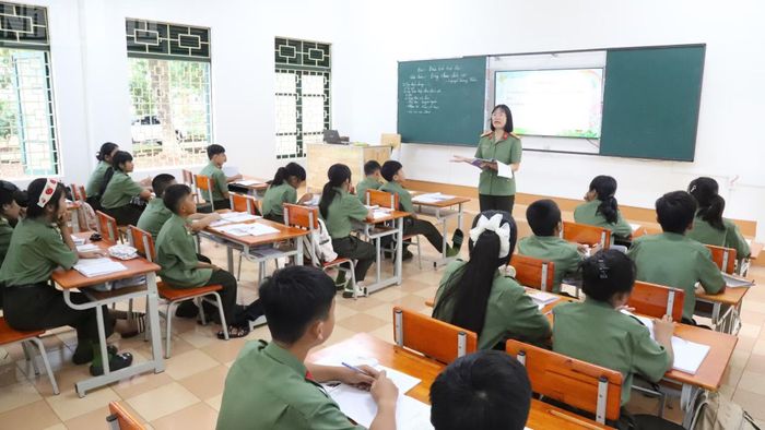 Trong một giờ học của cô và trò nhà trường. (Ảnh: Công Lý)