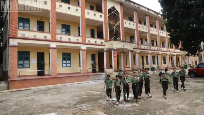 Khu nội trú của học sinh được xây dựng khang trang. (Ảnh: Công Lý)