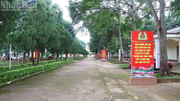 Trong khuôn viên nhà trường luôn xanh-sạch-đẹp. (Ảnh: Công Lý)