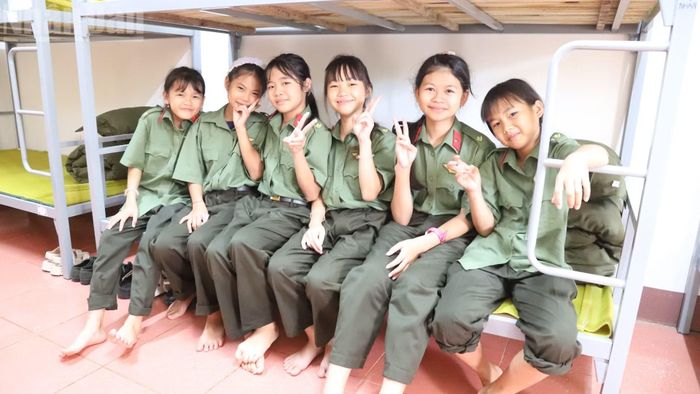 Mỗi em mỗi nơi, mỗi hoàn cảnh nhưng khi vào học tập, sinh hoạt trong trường đều thương yêu, đùm bọc nhau. (Ảnh: Công Lý)