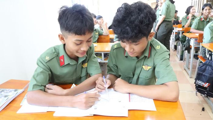 Các em học sinh hỗ trợ nhau trong học tập. (Ảnh: Công Lý)