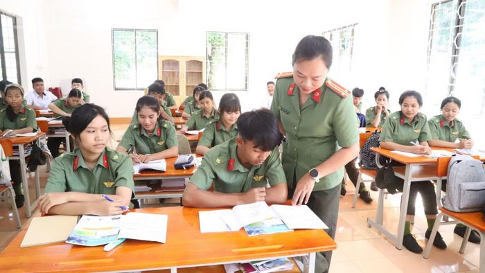 Giáo viên nhà trường hướng dẫn học sinh học tập. (Ảnh: Công Lý)