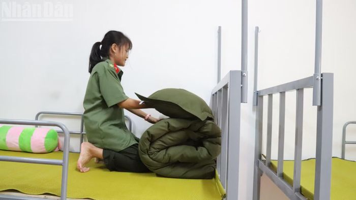 Chỉ một thời gian ngắn các em đã tiếp thu và sắp xếp chăn màng ngăn nắp, đúng quy định. (Ảnh: Công Lý)